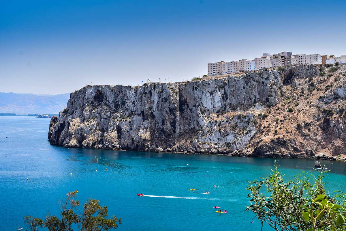 Vista panorámica de los acantilados de Alhucemas sobre el Mediterráneo